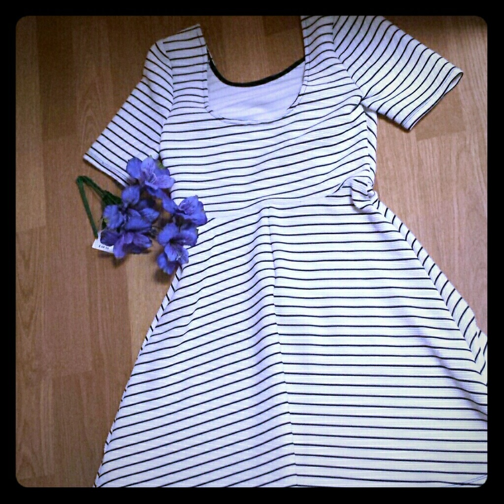 Super cute black and white dress